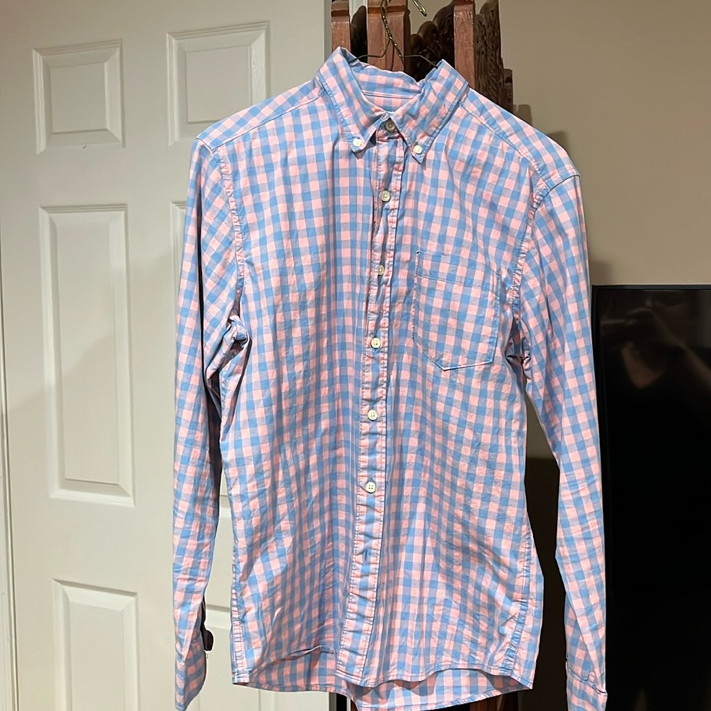 Men’s button down shirt with front pocket and pearl buttons